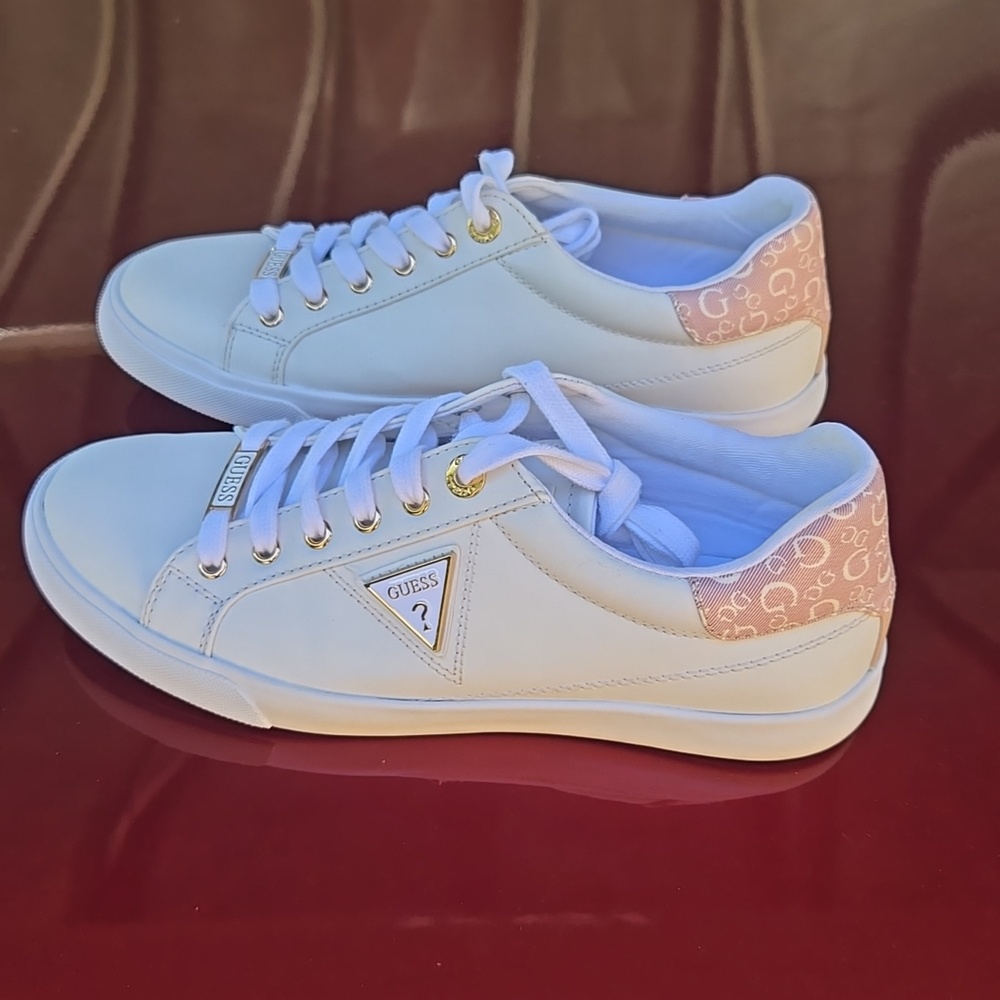 GUESS White Sneakers Blush Pink Heel Accent Preppy Teacher Academia Sz 8.5 New